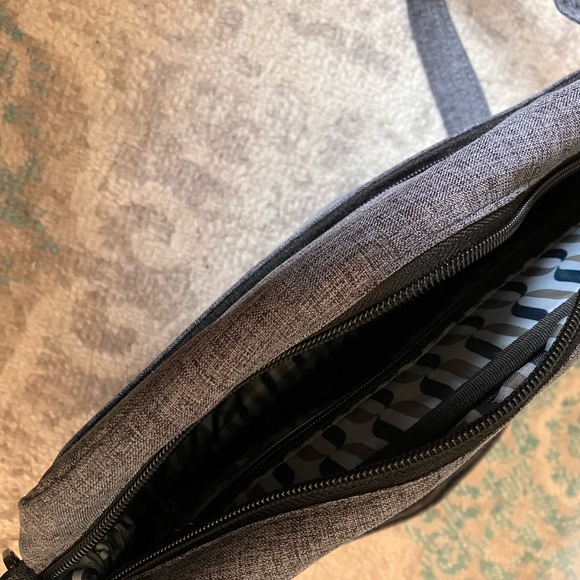 NEW! Cute “lug” Gray Quilted Crossbody Bag - Picture 6 of 11